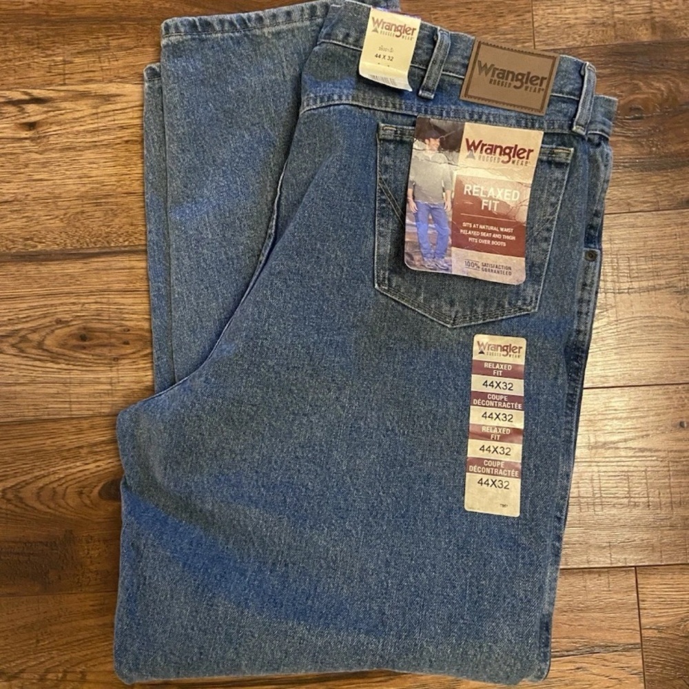 NWT WRANGLER RUGGED WEAR BLUE JEANS Men’s 44x32 RELAXED FIT DENIM